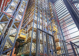 Différents modèles de transstockeurs peuvent être installés dans l'entrepôt Différents modèles de transstockeurs peuvent être installés dans l'entrepôt