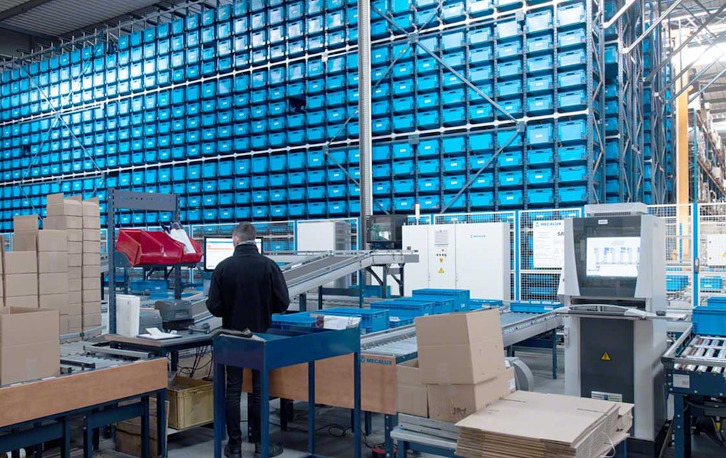 Dans les entrepôts automatisés, le critère de produit vers l'homme est utilisé lors de la préparation de commandes