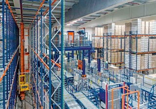 Différentes solutions de stockage automatisé installées dans un entrepôt robotisé