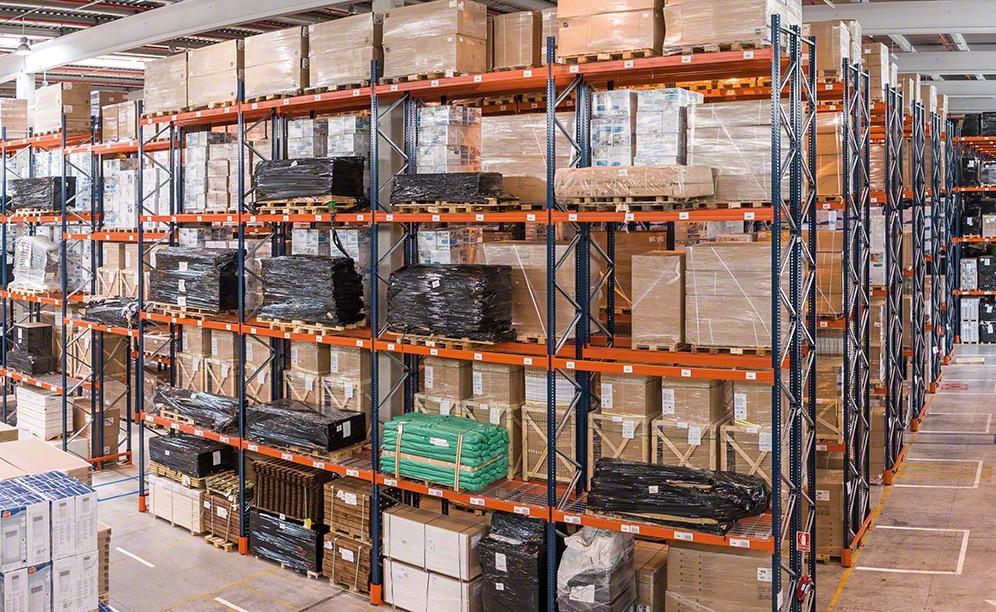 L'accès direct facilite l'entrée et la sortie des palettes de leurs emplacements L'accès direct facilite l'entrée et la sortie des palettes de leurs emplacements