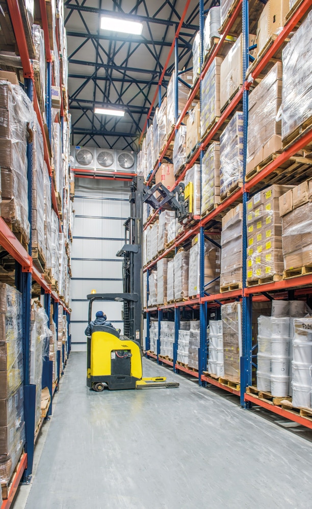 Engins de manutention Les rayonnages à palettes statiques en double profondeur exigent des élévateurs spécifiques pour manipuler la marchandise. Les chariots à mât rétractable utilisés dans ces entrepôts sont dotés d’un système de ciseaux ou pantographe sur le porte-fourches