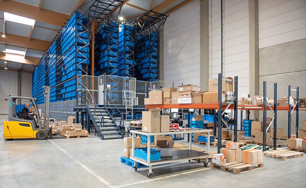 L'entrepôt de FIC avec des produits pour les professionnels du bâtiment