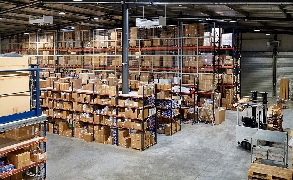 L'entrepôt de BF Autoparts pour le stockage de pièces détachées automobiles L'entrepôt de BF Autoparts pour le stockage de pièces détachées automobiles
