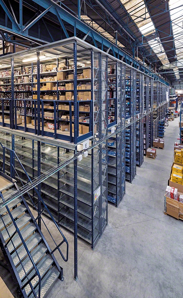 Les rayonnages avec passerelles exploitent la hauteur du centre logistique pour maximiser l’espace disponible et obtenir une plus grande capacité de stockage