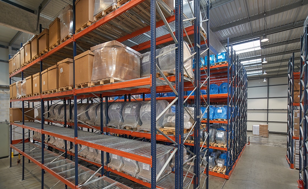 Mecalux a équipé un entrepôt de 2 300 m² pour une capacité supérieure à 2 800 palettes, qui combine rayonnages à palettes et bases mobiles Movirack