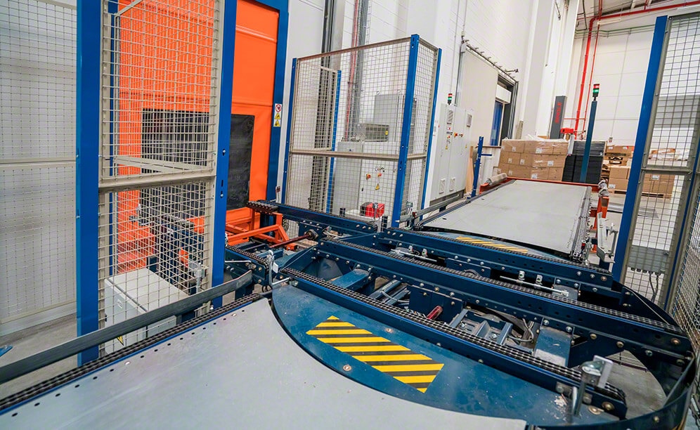 Un circuit de convoyeurs avec un élévateur automatique relie l’entrepôt au centre de production situé à l’étage supérieur