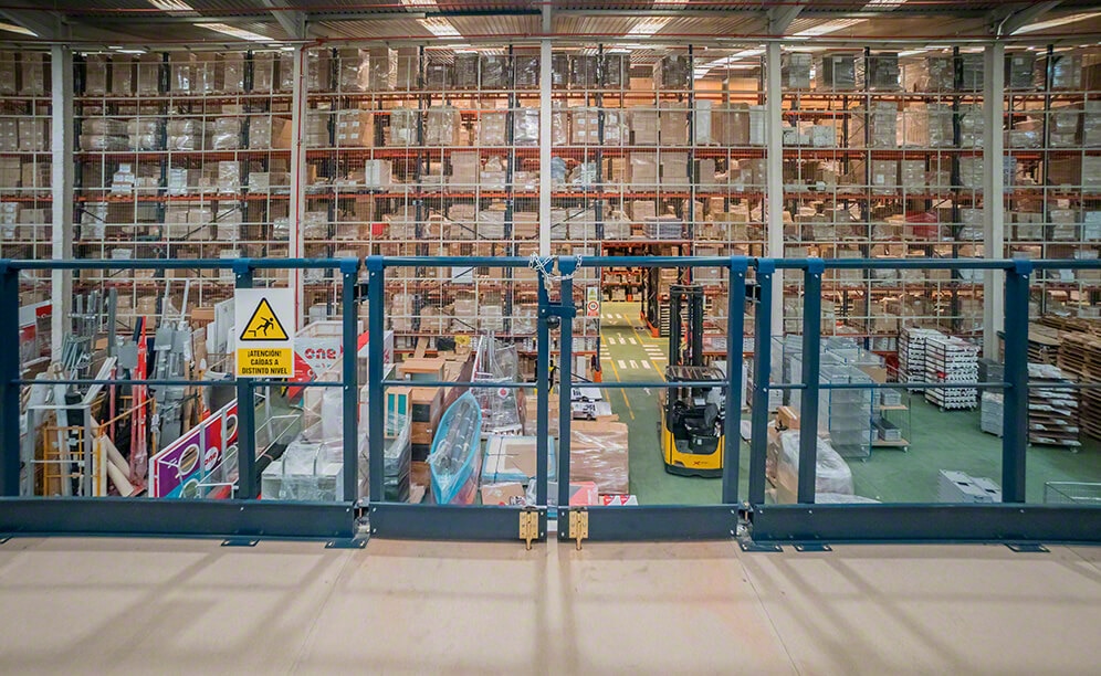 Les rayonnages à palettes stockent les produits volumineux et permettent d’effectuer le picking directement depuis les palettes  au niveau du sol