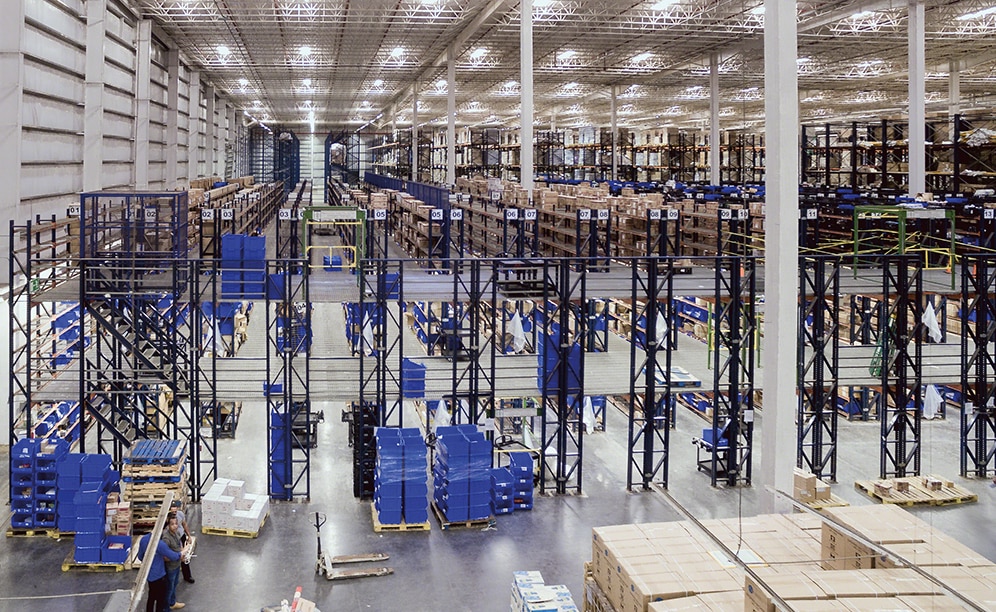 The 7.9 m high racking block with gangways is ideal to make full use of the building’s height and to multiply the useful surface area of the warehouse