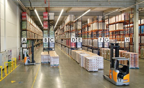 L'opérateur logistique JAS-FBG équipe son nouveau centre de distribution de 10 000 m² à Warszowice (Pologne) de systèmes d'accès direct aux palettes L'opérateur logistique JAS-FBG équipe son nouveau centre de distribution de 10 000 m² à Warszowice (Pologne) de systèmes d'accès direct aux palettes