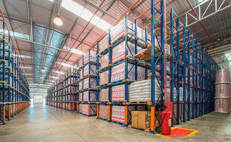 Trois systèmes de stockage classent la marchandise du producteur laitier Bela Vista selon la rotation dans l'entrepôt de Minas Gerais (Brésil) Trois systèmes de stockage classent la marchandise du producteur laitier Bela Vista selon la rotation dans l'entrepôt de Minas Gerais (Brésil)