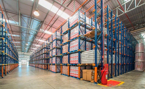 Trois systèmes de stockage classent la marchandise du producteur laitier Bela Vista selon la rotation dans l'entrepôt de Minas Gerais (Brésil)