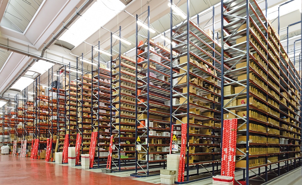 Mecalux a équipé le centre de rayonnages à palettes organisés en deux zones : rayonnages spécifiques pour picking et rayonnages pour charges palettisées