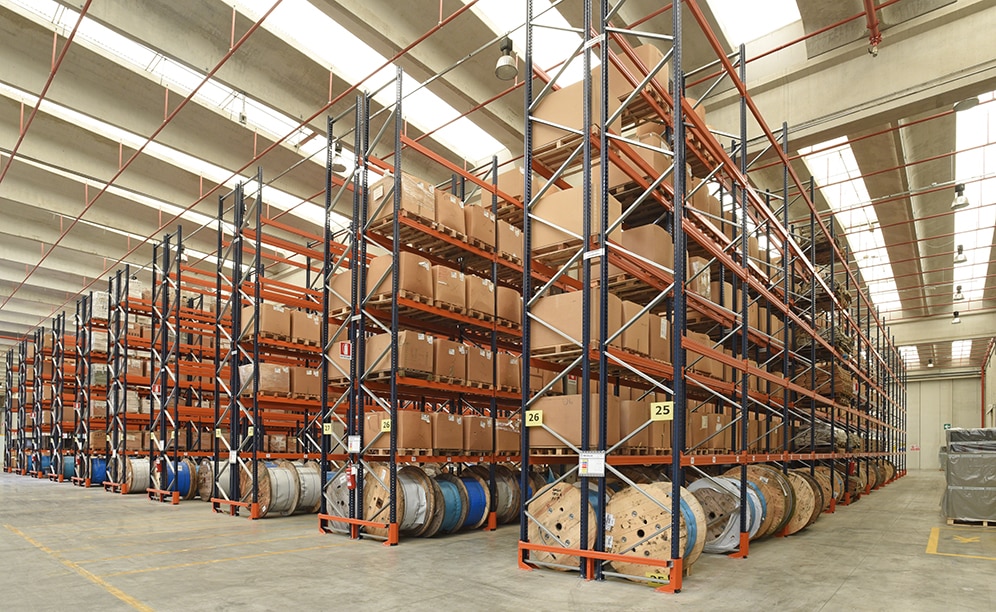 Mecalux a équipé l’installation de rayonnages pour une capacité de stockage de plus de 20 000 palettes