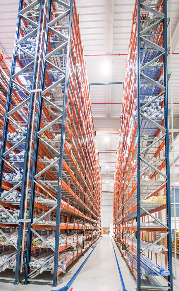 Les rayonnages, de 11 m de haut, utilisent toute la surface et la hauteur de l’entrepôt afin d'en augmenter la capacité de stockage. Ils incorporent également des compléments et des accessoires parfaits pour stocker les produits de différents volumes et tailles.