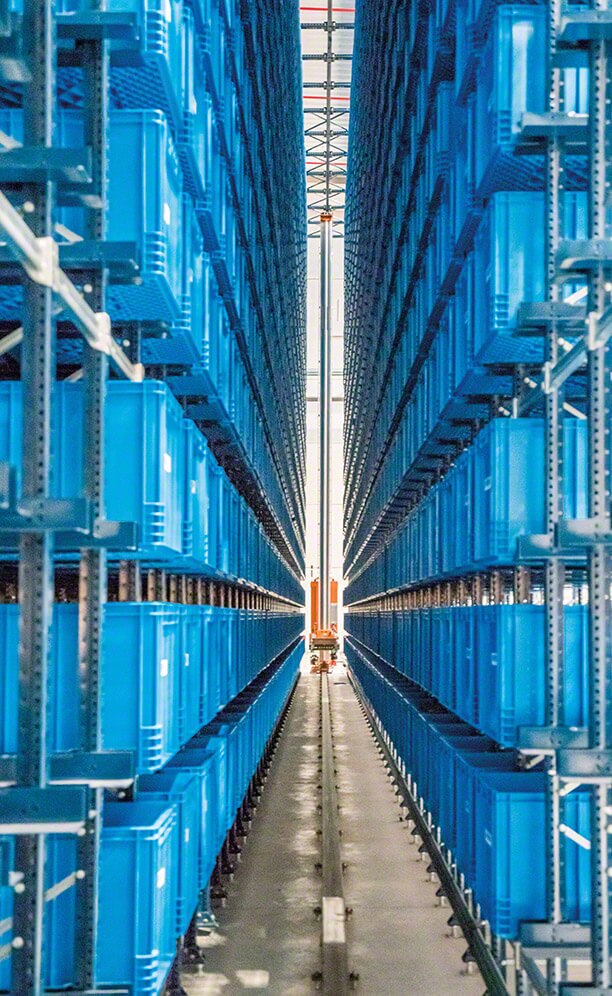 L'entrepôt miniload possède une capacité de stockage totale de 5 000 caisses de 600 x 400 x 420 mm et d’un poids maximal de 50 kg chacune