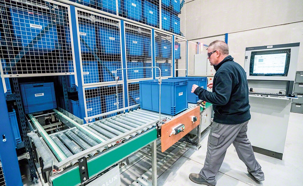 Un poste de picking en forme de « U » a été installé sur un des côtés de l’entrepôt.