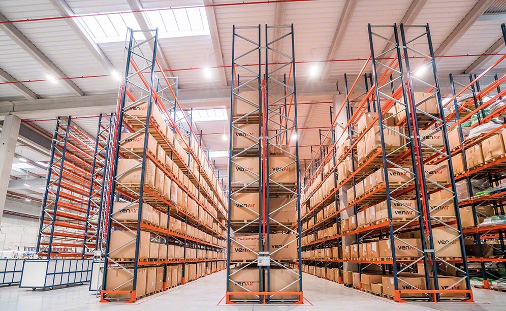 Les rayonnages à palettes mesurent 8,5 m de haut et offrent une capacité de stockage de 2 072 palettes pour un poids unitaire de 600 kg.