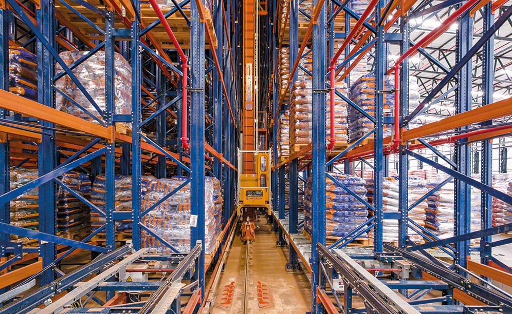 La capacité de stockage de l’entrepôt dépasse les 6 000 palettes