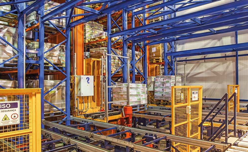 Les opérations dans l’entrepôt autoportant sont totalement automatiques et sa capacité de stockage dépasse les 16 000 palettes