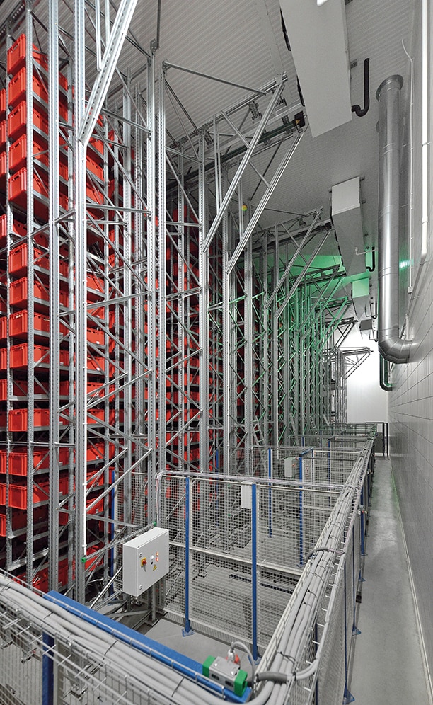 Magasin automatique pour bacs est formé de six allées de stockage équipées des deux côtés de rayonnages double profondeur de 8,7 mètres de hauteur