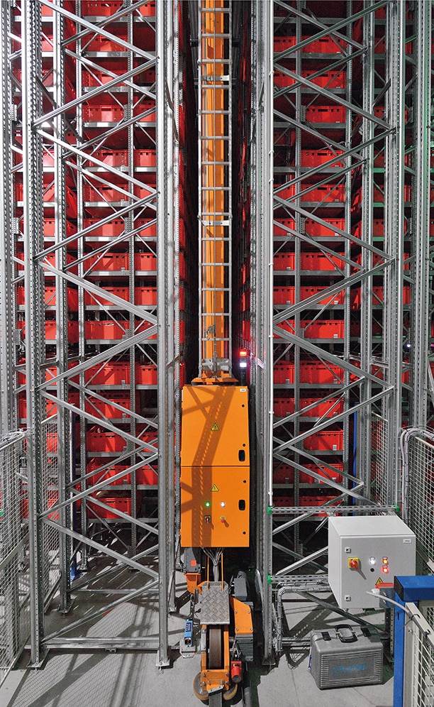 Dans chaque allée circule un transstockeur miniload équipé de deux extracteurs double profondeur