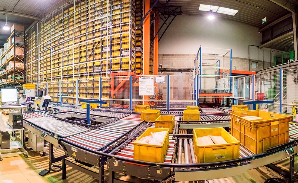 Un circuit de convoyeurs à rouleaux, qui se déplace à une vitesse de 25 m/min, a été installé en face du magasin miniload.