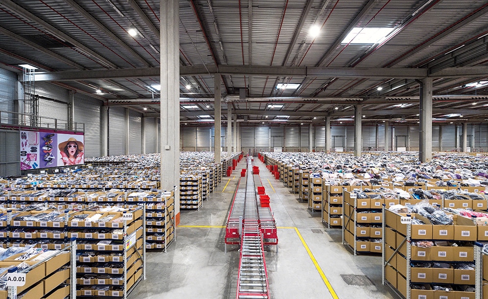 Cellule 1 possède une capacité de stockage de plus de 145 000 cartons pour chaussures, vêtements pliés, sacs et accessoire