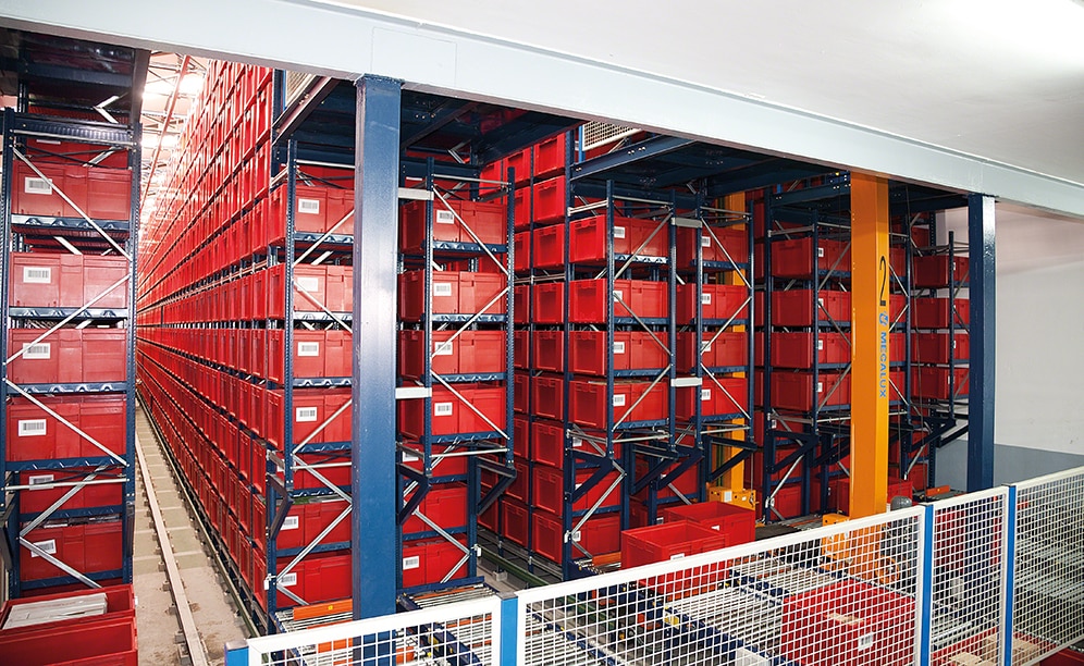 Le magasin automatique miniload d'Unidroco est formé de quatorze rangées de rayonnages desservis par sept transtockeurs