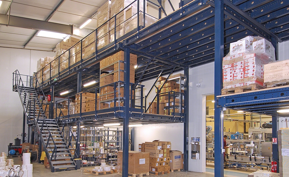 À l'une des extrémités de l'entrepôt se trouve une mezzanine industrielle à deux niveaux
