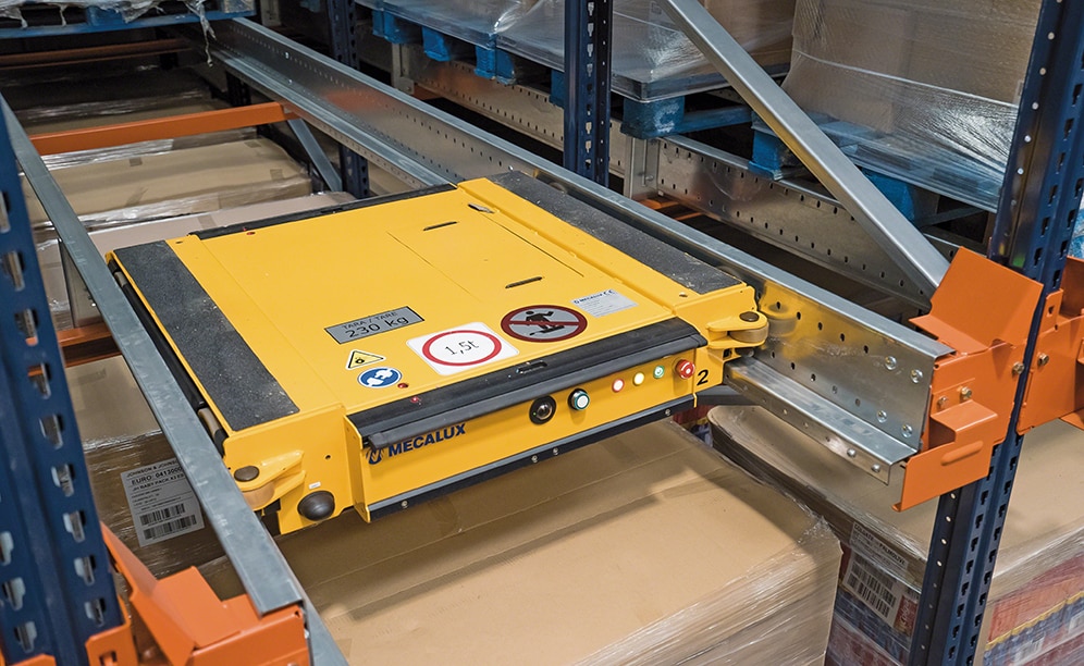 Le Pallet Shuttle permet d’introduire et extraire les palettes plus rapidement pour les envoyer à la zone de préparation de commandes