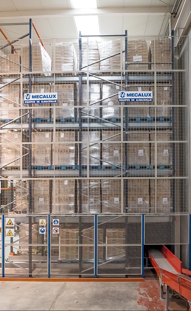 L’entrepôt est relié à la zone de picking par un convoyeur qui traverse la partie inférieure des rayonnages