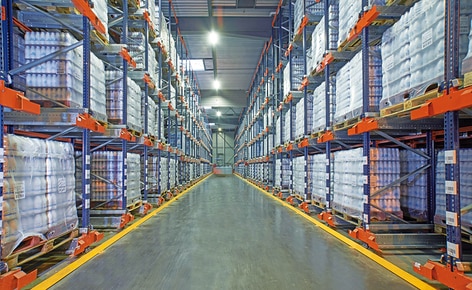 Le producteur de lait SLVA gère la manutention et le stockage de plus de 7 400 palettes avec neuf Pallet Shuttle positionnés dans des canaux de 20 mètres de profondeur Le producteur de lait SLVA gère la manutention et le stockage de plus de 7 400 palettes avec neuf Pallet Shuttle positionnés dans des canaux de 20 mètres de profondeur