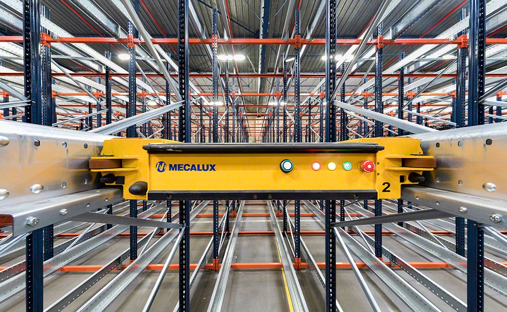 Navette Pallet Shuttle semi-automatique dans l'entrepôt de Croix Rouge en France Navette Pallet Shuttle semi-automatique dans l'entrepôt de Croix Rouge en France