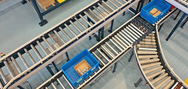 Les convoyeurs transportent les bacs jusqu’aux stations de picking