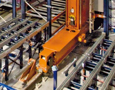 Vue détaillée d'un châssis inférieur de transtockeur et d'un rail de roulement