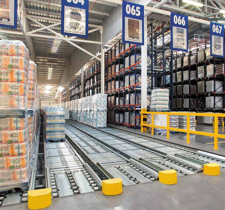 Entrepôt d'un centre de distribution agroalimentaire