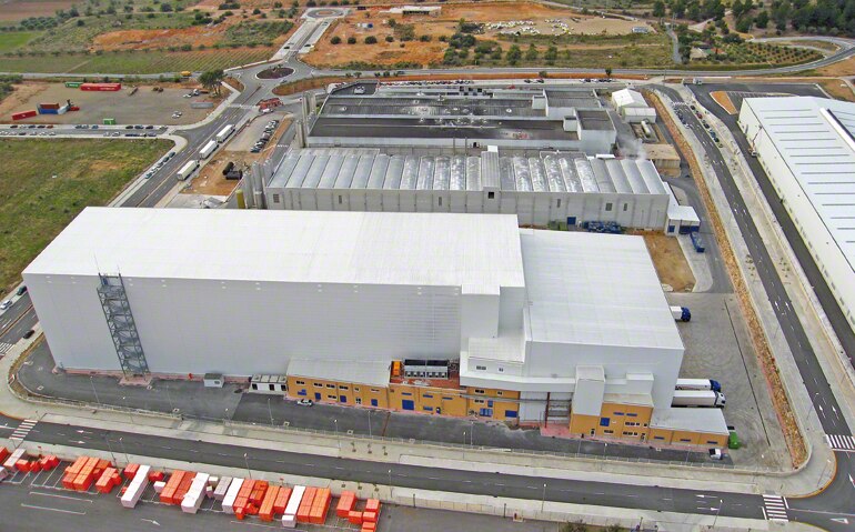Entrepôt consacré à la logistique de produits alimentaires réfrigérés et congelés.