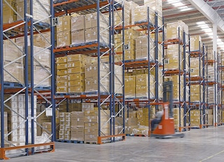 Deux systèmes de stockage dans le centre de distribution d'Eurofred en Espagne