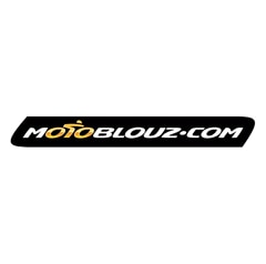 Quatre niveaux destinés à la préparation des commandes de vente en ligne au sein de l'entrepôt de Motoblouz.com