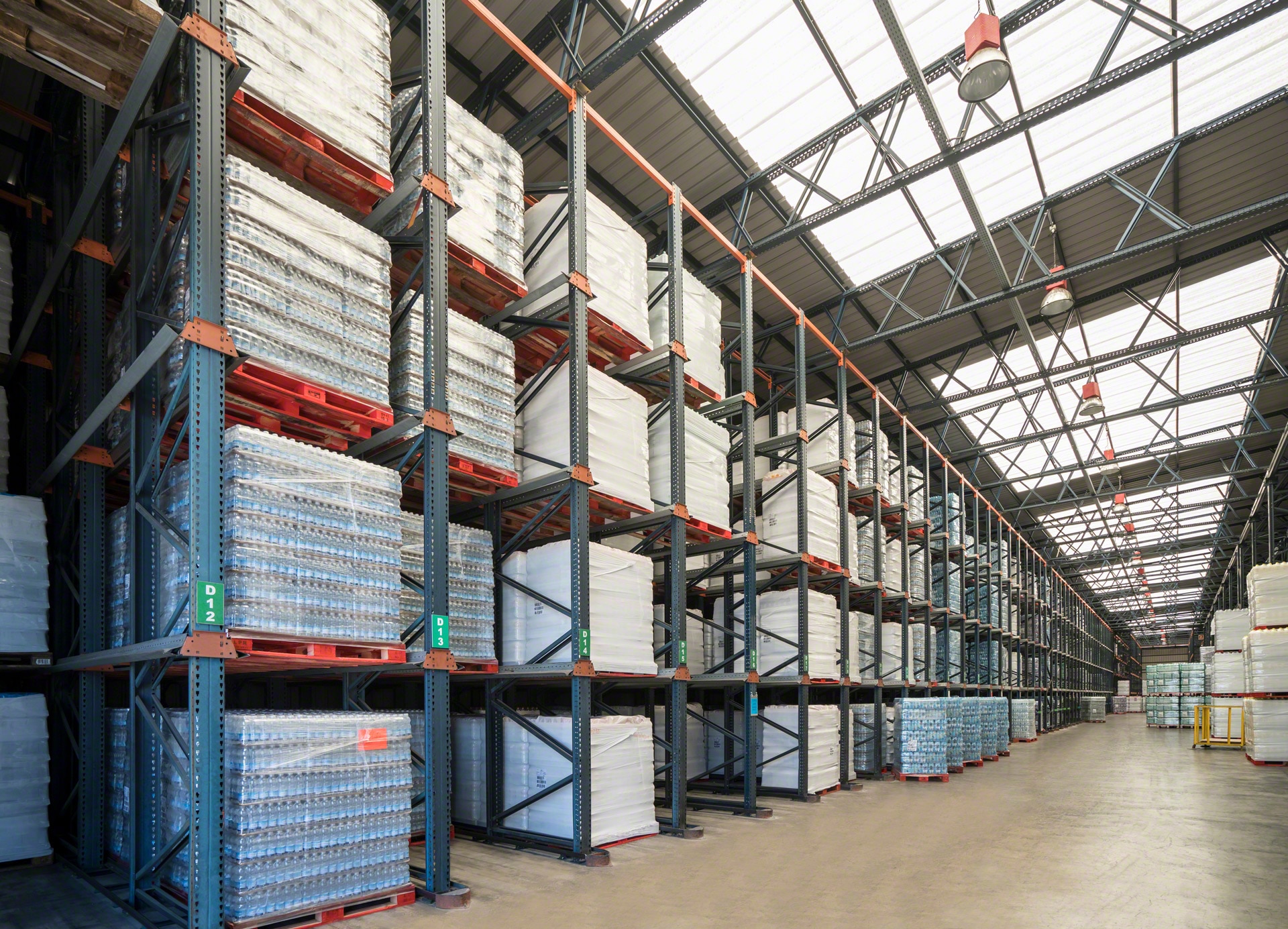 Les rayonnages par accumulation peuvent également faire partie de la structure de l'entrepôt et devenir des installations autoportantes